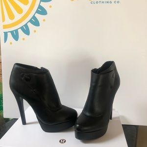 Chinese laundry bootie heels! (Black)